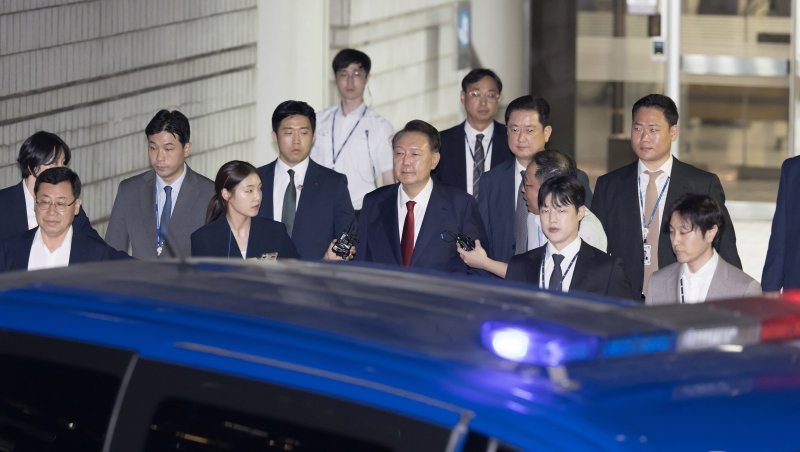12·3 비상계엄과 관련해 특검 수사를 받는 윤석열 전 대통령이 지난달 9일 밤 서울중앙지법에서 두 번째 구속 전 피의자심문(영장실질심사)을 마친 뒤 대기장소인 서울구치소로 이동하고 있다./뉴스1 ⓒ News1 사진공동취재단