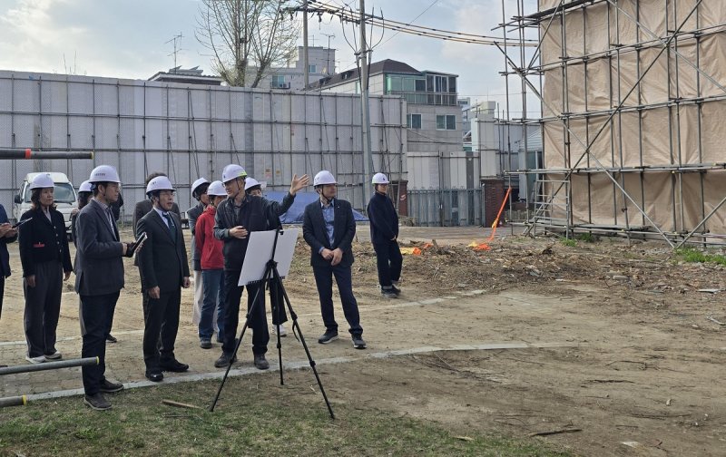 현장 점검 중인 서강석 구청장 (출처=연합뉴스)