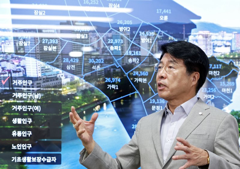 서강석 송파구청장이 서울 송파구 송파구청에서 열린 뉴스1과의 인터뷰에서 집무실에 설치된 '송파 스마트 플랫폼'을 활용해 구정 현황을 설명하고 있다. ⓒ News1 오대일 기자