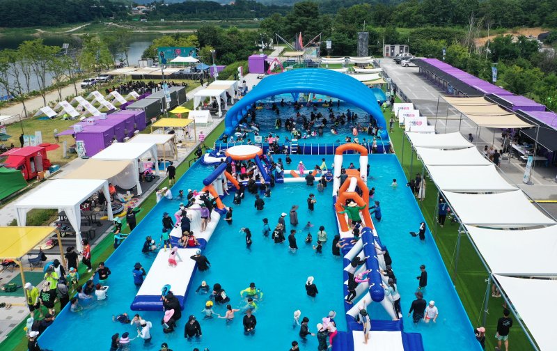 지난달 26일 개막한 강원 인제군 여름 축제인 '여름愛 인제愛 빠지다' 행사장 모습. 이번 축제는 8월10일까지 이어진다.(인제군 제공. 재판매 및 DB금지)/뉴스1