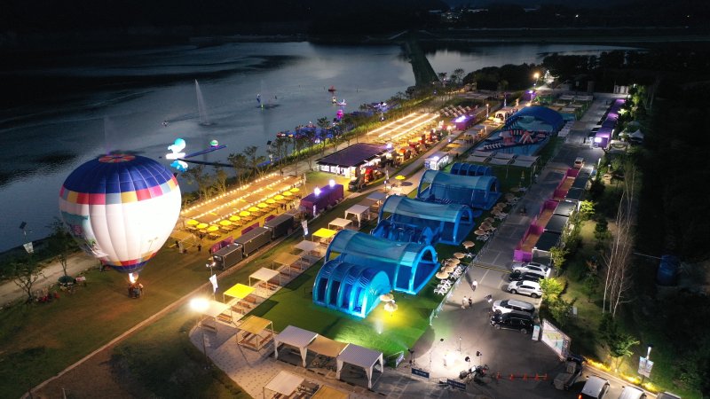 지난달 26일 개막한 강원 인제군 여름 축제인 '여름愛 인제愛 빠지다' 행사장의 야경. 이번 축제는 8월10일까지 이어진다.(인제군 제공. 재판매 및 DB금지)/뉴스1