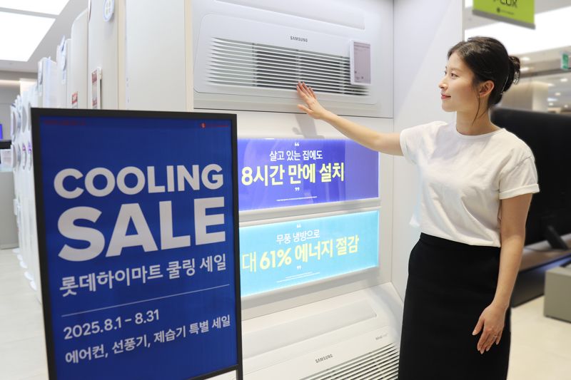 토토 바카라 모델이 '쿨링 휴가 페스타' 세일을 알리는 입간판 옆에서 시스템에어컨을 구경하고 있다. 토토 바카라 제공