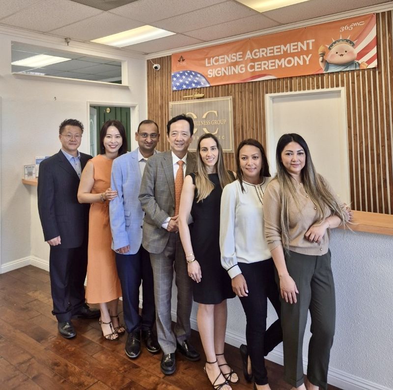 365mc와 미국 오렌지카운티점 관계자들이 기념 사진을 촬영하고 있다. 왼쪽부터 365mc해외마케팅팀 송진화 이사와 최지현 실장, OC LASER 카프라 대표, 365mc 김남철 대표이사, 미국 오렌지카운티점 산체스 대표원장과 임상간호사 레이슨(공동 대표), 병원 경영·운영 관리 전문 기업 PPM의 토레스 대표. 365mc제공