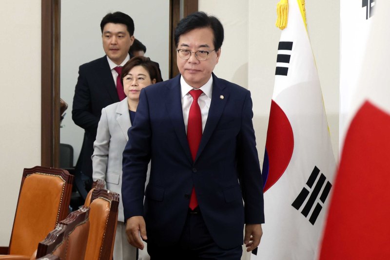 [서울=실시간-바카라사이트] 조성봉 기자 = 실시간-바카라사이트 국민의힘 비상대책위원장 겸 원내대표가 4일 오전 서울 여의도 국회에서 열린 비상대책위원회의에 참석하고 있다. 2025.08.04. suncho21@newsis.com
