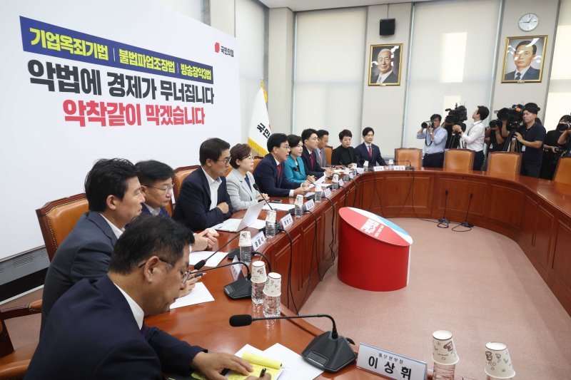 [서울=실시간-바카라사이트] 조성봉 기자 = 실시간-바카라사이트 국민의힘 비상대책위원장 겸 원내대표가 4일 오전 서울 여의도 국회에서 열린 비상대책위원회의에서 발언을 하고 있다. 2025.08.04. suncho21@newsis.com