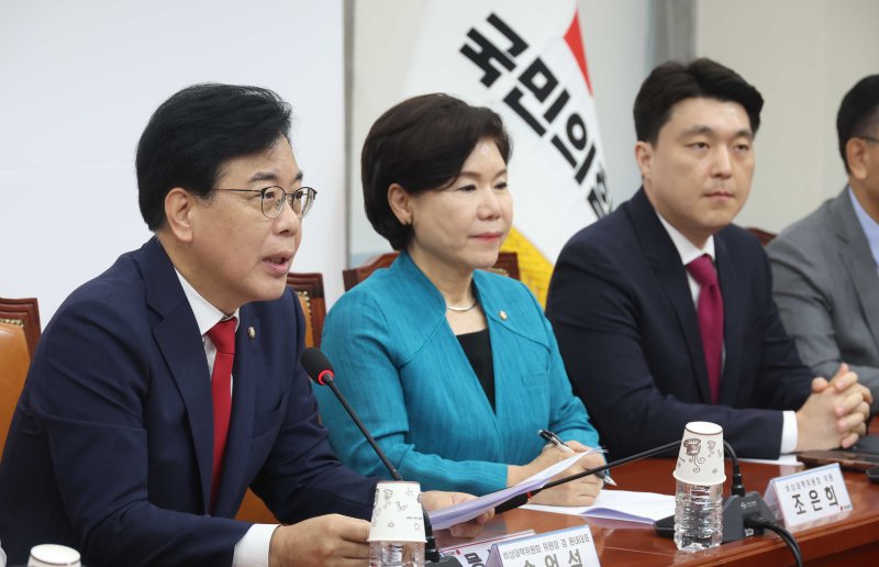 [서울=실시간-바카라사이트] 조성봉 기자 = 실시간-바카라사이트 국민의힘 비상대책위원장 겸 원내대표가 4일 오전 서울 여의도 국회에서 열린 비상대책위원회의에서 발언을 하고 있다. 2025.08.04. suncho21@newsis.com