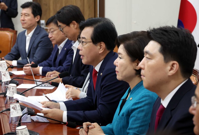[서울=실시간-바카라사이트] 조성봉 기자 = 실시간-바카라사이트 국민의힘 비상대책위원장 겸 원내대표가 4일 오전 서울 여의도 국회에서 열린 비상대책위원회의에서 발언을 하고 있다. 2025.08.04. suncho21@newsis.com