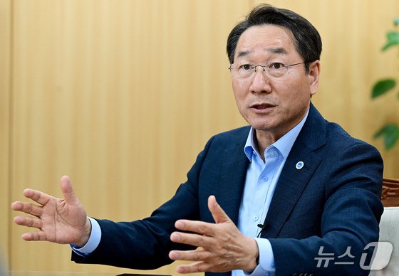 유정복 인천시장이 뉴스1과 인터뷰를 하고 있다. (인천시 제공) / 뉴스1
