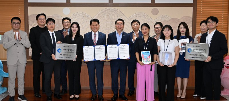 유정복 메이저 바카라사이트 주사위시장이 4일 시청 대접견실에서 열린 '품질경영(ISO 9001), 고객만족경영(ISO 10002) 국제 인증서·현판 수여식'에서 엄진엽 중소벤처기업인증원(KOSRE)원장 등 관계자들과 기념촬영을 하고 있다.(인천시 제공. 재배포 및 DB금지)2025.8.4/뉴스1