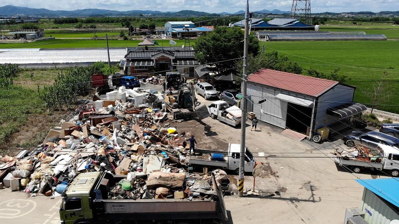 지난 17일 폭우로 예산군 전역에 걸친 바카라사이트 벳위즈 흔적은 여전한 가운데 21일 복구작업이 연일 이어지고 있지만 역부족인 상황이다. (예산군 제공. 재판매 및 DB금지)2025.7.22/바카라사이트 벳위즈1 ⓒ News1 이동원 기자