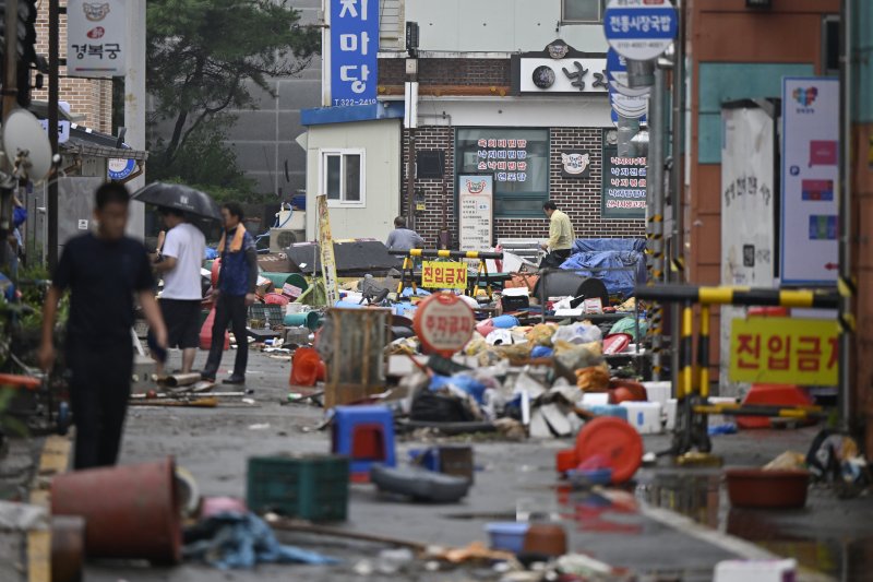 [메이저 바카라사이트=뉴시스] 박기웅 기자 = 4일 오전 전남 메이저 바카라사이트군 메이저 바카라사이트읍 메이저 바카라사이트천지전통시장 인근 길목이 폭우에 떠내려 온 폐기물로 가득하다. 메이저 바카라사이트에는 전날 많은 비가 내리면서 주택 50가구와 상가 46곳이 침수된 것으로 잠정 집계됐다. 2025.08.04. pboxer@newsis.com