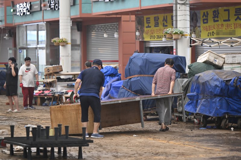 [메이저 바카라사이트=뉴시스] 박기웅 기자 = 4일 오전 전남 메이저 바카라사이트군 메이저 바카라사이트읍 메이저 바카라사이트천지전통시장에서 상인들이 폭우로 피해를 입은 시장 일대를 정리하고 있다. 메이저 바카라사이트에는 전날 많은 비가 내리면서 주택 50가구와 상가 46곳이 침수된 것으로 잠정 집계됐다. 2025.08.04. pboxer@newsis.com