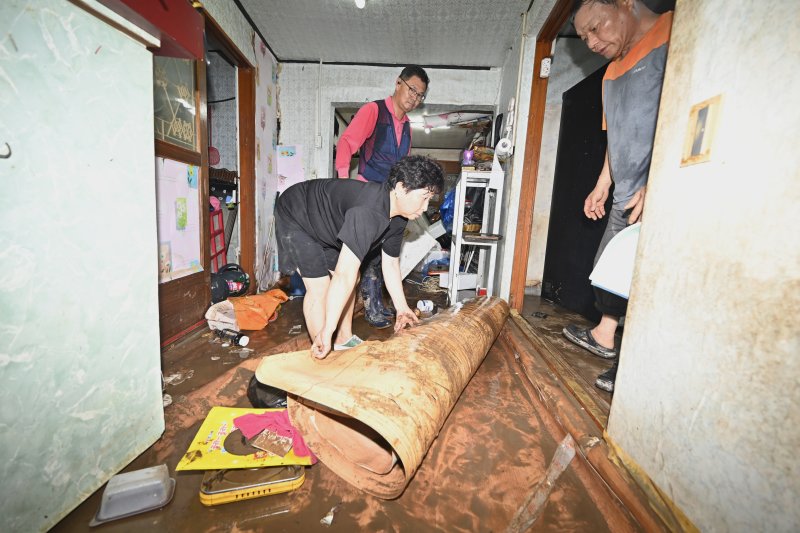 [메이저 바카라사이트=뉴시스] 박기웅 기자 = 4일 오전 전남 메이저 바카라사이트군 메이저 바카라사이트읍 한 주택에서 주민들이 주택 침수 복구 작업을 벌이고 있다. 메이저 바카라사이트에는 전날 많은 비가 내리면서 주택 50가구와 상가 46곳이 침수된 것으로 잠정 집계됐다. 2025.08.04. pboxer@newsis.com
