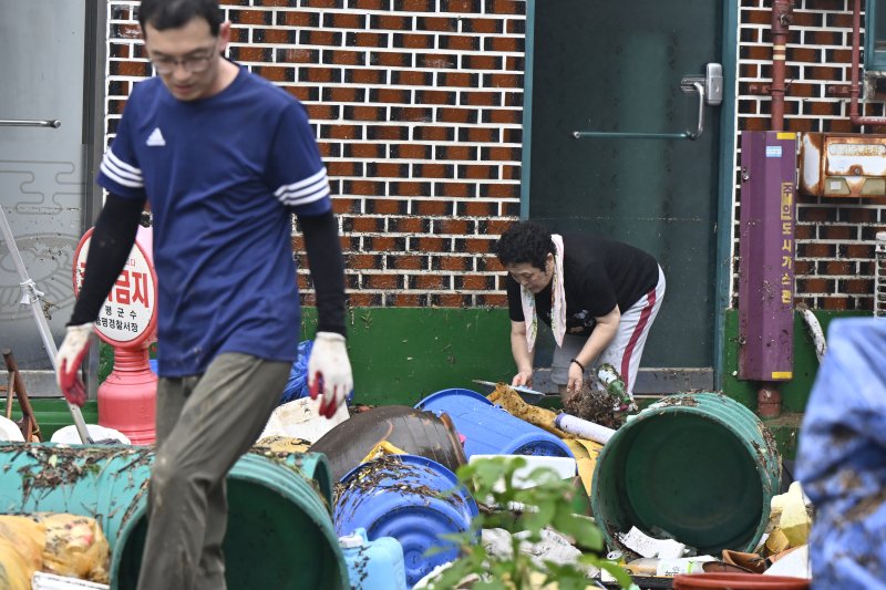 [메이저 바카라사이트=뉴시스] 박기웅 기자 = 4일 오전 전남 메이저 바카라사이트군 메이저 바카라사이트읍 한 주택 앞에서 주민들이 폭우에 떠밀려 온 쓰레기들을 치우고 있다. 메이저 바카라사이트에는 전날 많은 비가 내리면서 주택 50가구와 상가 46곳이 침수된 것으로 잠정 집계됐다. 2025.08.04. pboxer@newsis.com