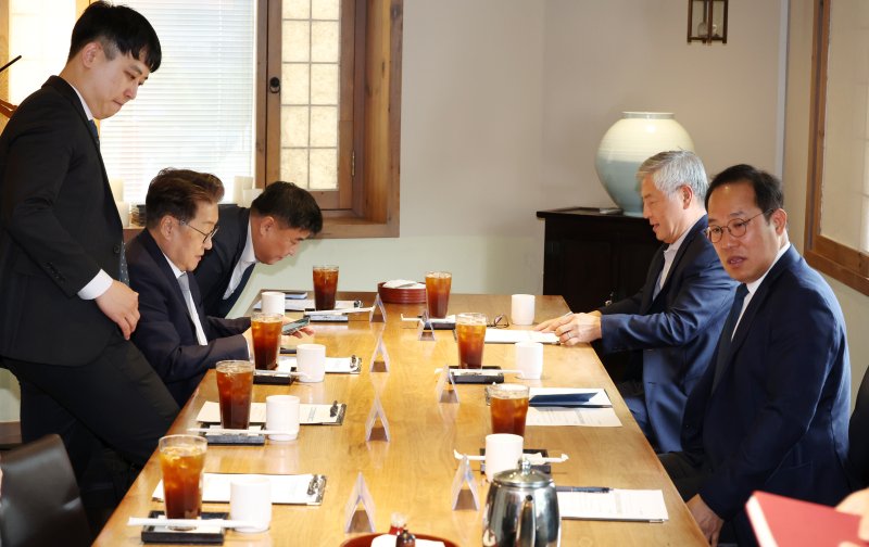 [서울=뉴시스] 조성우 기자 = 지난달 31일 오전 서울 중구 달개비에서 열린 바카라사이트 신고협의체 제2차 회의에서 김국일(오른쪽) 보건복지부 보건의료정책관과 한성존(왼쪽) 대한전공의협의회 비상대책위원장이 인사를 나눈 뒤 자리에 앉고 있다. 2025.07.31. xconfind@newsis.com