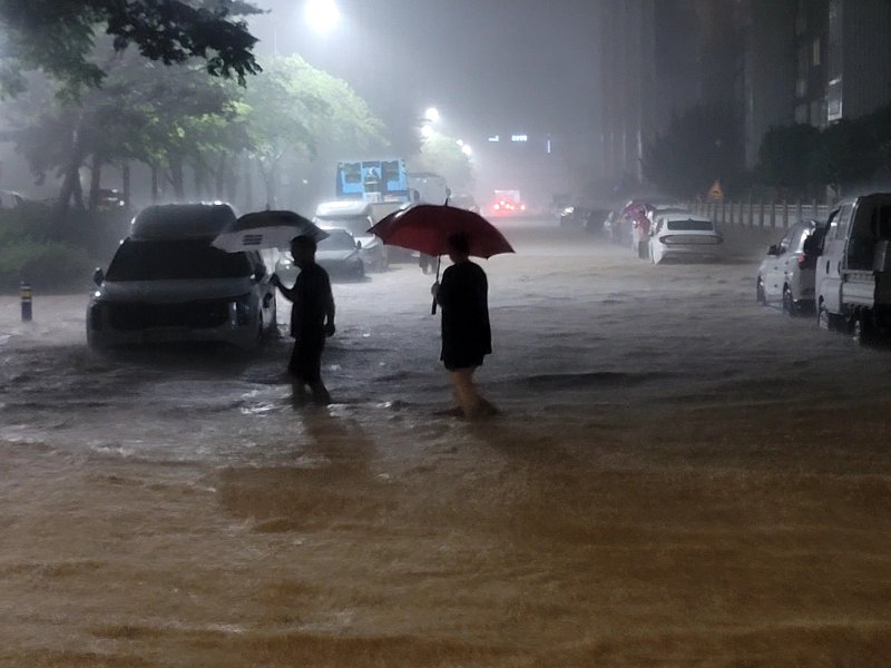 [무안=뉴시스] 3일 오후 전남 무안군 일대가 밤늦게 쏟아진 폭우로 침수돼 주민들이 불편을 겪고 있다. 무안군에는 이날 오후 10시 기준 누적 강수량 289.6㎜ 기록적 폭우가 쏟아지고 있다. (사진 = 독자 제공) 2025.08.03. photo@newsis.com