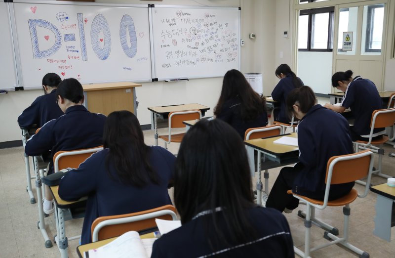 2026학년도 대학수학능력시험 D-100일을 하루 앞둔 4일 부산 수영구 덕문여자고등학교 3학년 교실에서 수험생들이 자습을 하고 있다. 2025.8.4/뉴스1 ⓒ News1 윤일지 기자