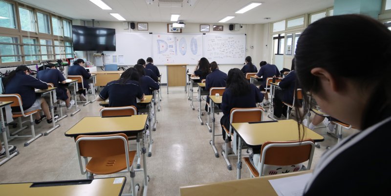 2026학년도 대학수학능력시험 D-100일을 하루 앞둔 4일 부산 수영구 덕문여자고등학교 3학년 교실에서 수험생들이 자습을 하고 있다. 2025.8.4/뉴스1 ⓒ News1 윤일지 기자