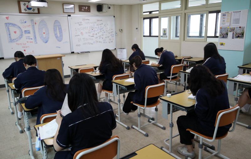 2026학년도 대학수학능력시험 D-100일을 하루 앞둔 4일 부산 수영구 덕문여자고등학교 3학년 교실에서 수험생들이 자습을 하고 있다. 2025.8.4/뉴스1 ⓒ News1 윤일지 기자
