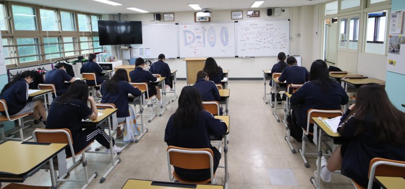 2026학년도 대학수학능력시험 D-100일을 하루 앞둔 4일 부산 수영구 덕문여자고등학교 3학년 교실에서 수험생들이 자습을 하고 있다. 2025.8.4/뉴스1 ⓒ News1 윤일지 기자