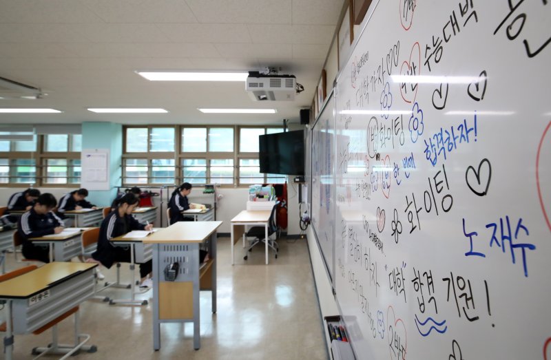 2026학년도 대학수학능력시험 D-100일을 하루 앞둔 4일 부산 수영구 덕문여자고등학교 3학년 교실에서 수험생들이 자습을 하고 있다. 2025.8.4/뉴스1 ⓒ News1 윤일지 기자