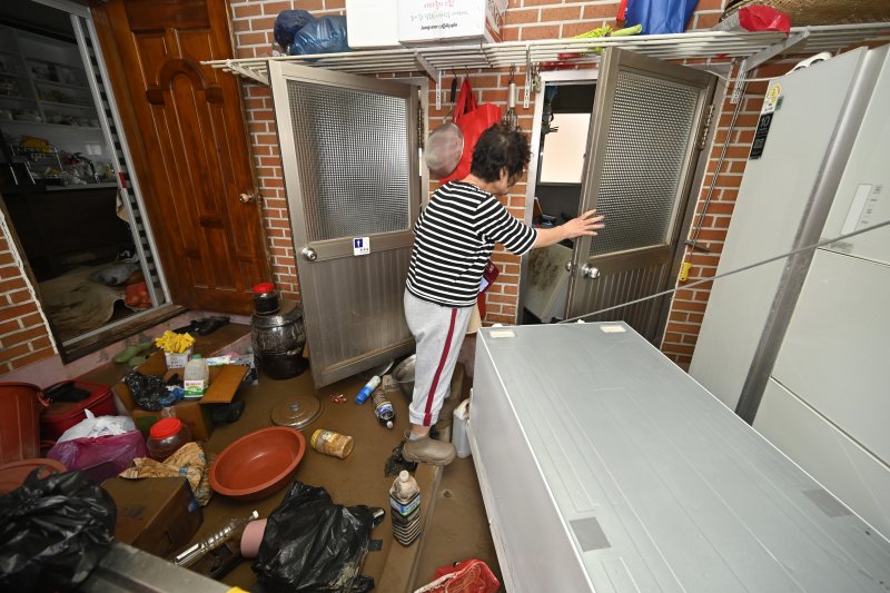 [함평=뉴시스] 박기웅 기자 = 4일 오전 전남 함평군 함평읍 한 주택에서 집주인이 폭우 피해를 입은 집안을 살펴보고 있다. 함평에는 전날 많은 비가 내리면서 주택 50가구와 상가 46곳이 침수된 것으로 잠정 집계됐다. 2025.08.04. pboxer@newsis.com