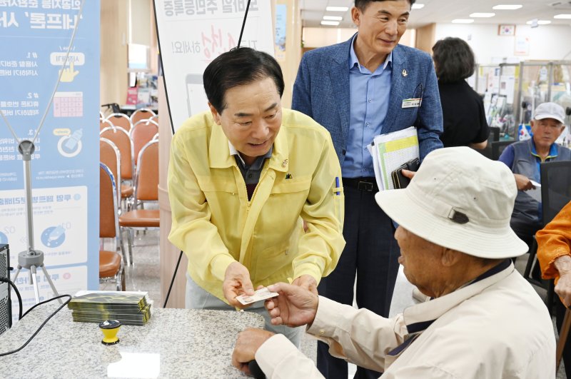 [창녕=뉴시스] 성낙인 군수가 창녕읍행정복지센터에서 어르신의 바카라 가상 머니 사이트 신청을 도와드리고 있다. (사진= 창녕군 제공) 2025.08.04. photo@newsis.com *재판매 및 DB 금지