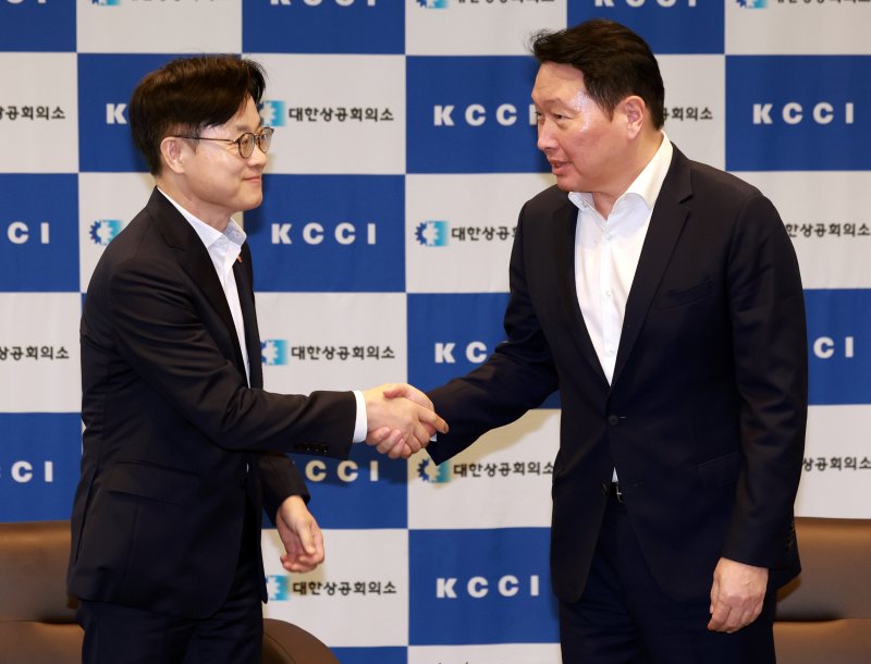 [서울=뉴시스] 이영환 기자 = 김정관(왼쪽) 산업통상자원부 장관과 최태원 대한상공회의소 회장이 4일 오후 서울 중구 대한상공회의소 대접견실에서 인사를 나누고 있다. 2025.08.04. 20hwan@newsis.com