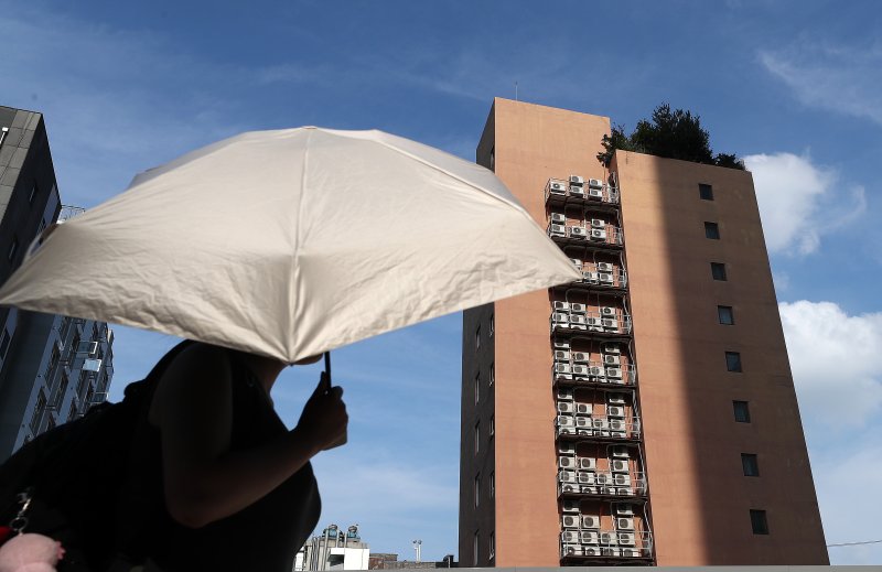 4인가구, 에어컨 하루 5.4시간 틀면 전기료 11만원…요금 줄이려면?