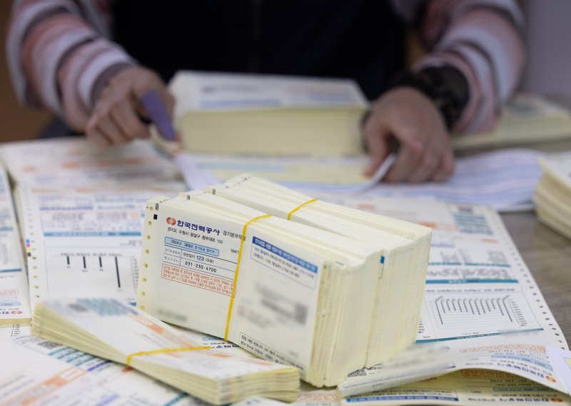 4인가구, 에어컨 하루 5.4시간 틀면 전기료 11만원…요금 줄이려면?