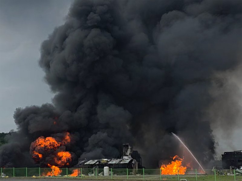 3일 오후 경북 영천시 금호읍에 있는 화학물질 취급 공장에서불이 나 소방 당국이 대응 1단계를 발령하고 진화작업을 하고 있다. (경북소방본부 제공. 재판매 및 DB 금지) 2025.8.3/뉴스1 ⓒ News1 최창호 기자