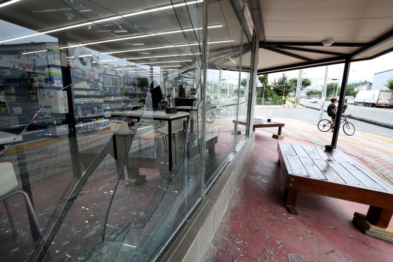 3일 오후 경북 영천시 금호읍 구암리 채신공단에 있는 한 화학물질 취급 공장에서 불이 나 공장 내부 폭발로 수백 미터 떨어진 편의점 유리창이 깨져 있다. 2025.8.3/뉴스1 ⓒ News1 공정식 기자