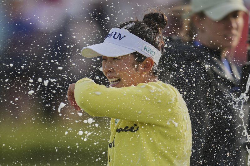 [포스콜=AP/뉴시스] 야마시타 미유(일본)가 3일(현지 시간) 영국 웨일스 포스콜의 로열 포스콜 골프클럽에서 열린 미국여자프로골프(LPGA) 투어 AIG 위민스 오픈 정상에 올라 샴페인 세례를 받고 있다. 야마시타는 최종 합계 11언더파 277타로 투어 첫 우승을 차지했다. 2025.08.04.