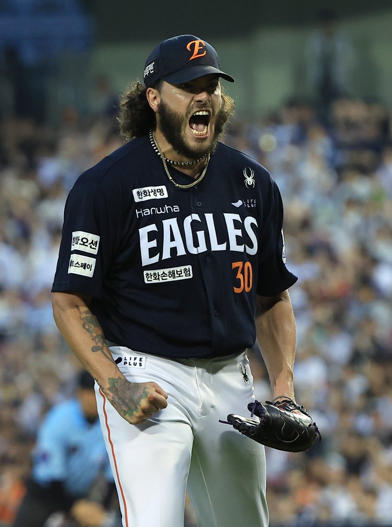 한화 선발 폰세가 24일 오후 서울 송파구 잠실야구장에서 열린 프로야구 '2025 신한 SOL뱅크 KBO 리그' 한화 이글스와 두산 베어스의 경기에서 5회말 이닝을 무실점으로 마친 뒤 포효하고 있다. 2025.7.24/뉴스1 ⓒ News1 박정호 기자