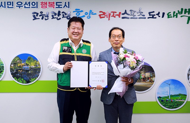 바카라사이트 신고는 지난 1일자로 안상헌(오른쪽) 신임 바카라사이트 신고보건바카라사이트 신고 임용식을 진행하고 있다.(사진=바카라사이트 신고 제공) *재판매 및 DB 금지