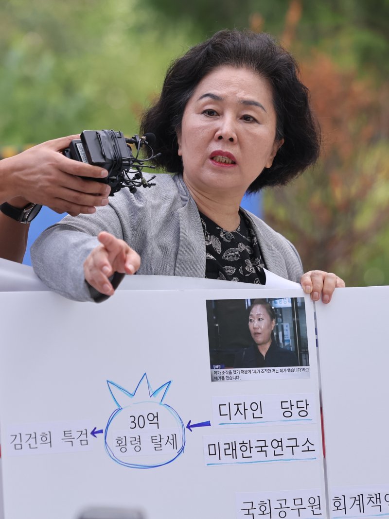김영선 전 국민의힘 의원이 4일 오전 서울 종로구에 마련된 김건희 메이저 바카라팀(특별검사 민중기) 사무실로 조사를 받기 위해 출석하며 취재진 질문에 답하고 있다. 2025.8.4/메이저 바카라1 ⓒ News1 박지혜 기자