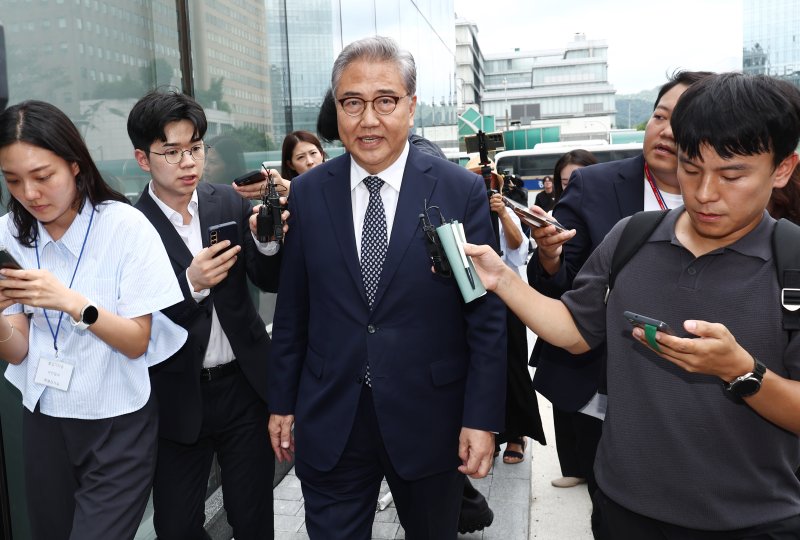 박진 전 외교부 장관이 4일 오후 서울 종로구 김건희 메이저 바카라팀(특별검사 민중기) 사무실에서 윤석열 전 대통령 부부의 우크라이나 순방 관련 조사를 받기 위해 출석하고 있다. 2025.8.4/메이저 바카라1 ⓒ News1 김민지 기자