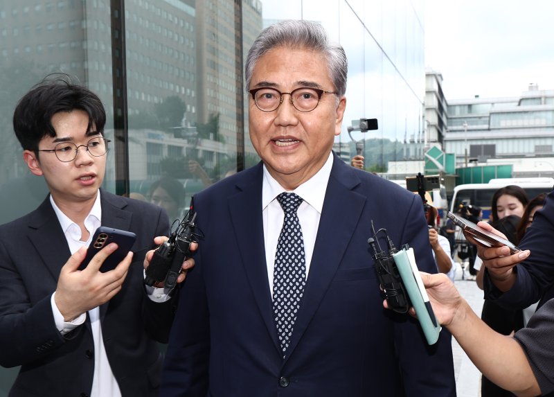 박진 전 외교부 장관이 4일 오후 서울 종로구 김건희 메이저 바카라팀(특별검사 민중기) 사무실에서 윤석열 전 대통령 부부의 우크라이나 순방 관련 조사를 받기 위해 출석하고 있다. 2025.8.4/메이저 바카라1 ⓒ News1 김민지 기자