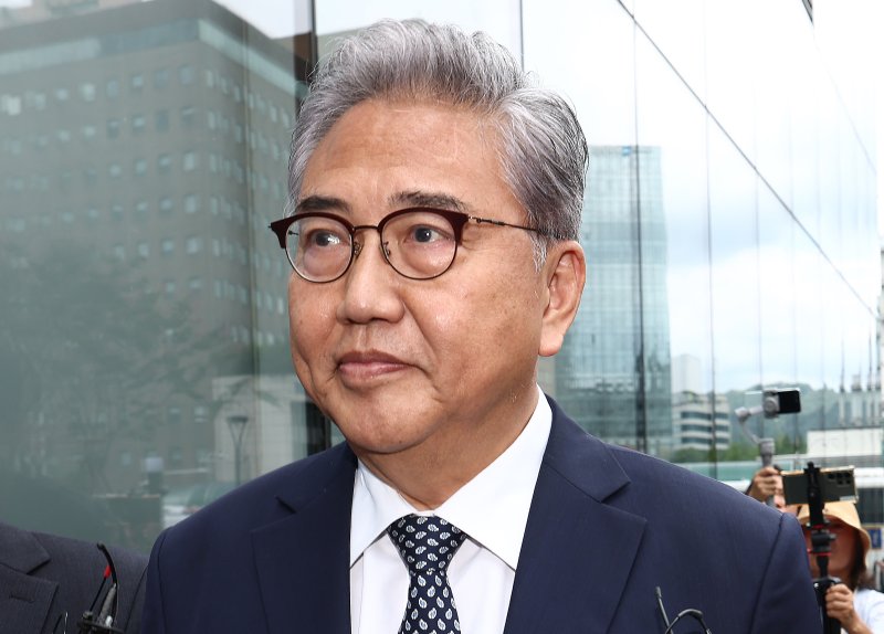 박진 전 외교부 장관이 4일 오후 서울 종로구 김건희 메이저 바카라팀(특별검사 민중기) 사무실에서 윤석열 전 대통령 부부의 우크라이나 순방 관련 조사를 받기 위해 출석하고 있다. 2025.8.4/메이저 바카라1 ⓒ News1 김민지 기자