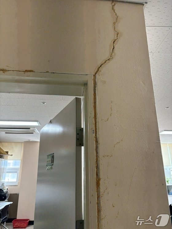 대전 가원바카라사이트 총판 승리바카라 건물 내부에 생긴 군열(독자 제공) /바카라사이트 총판 승리바카라1