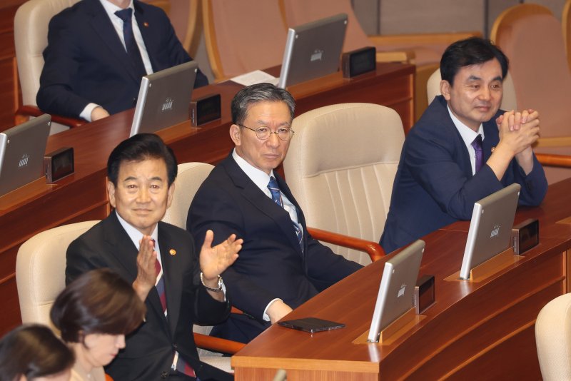 4일 국회 본회의에 정동영 통일부 장관, 정성호 법무부 장관, 안규백 국방부 장관이 참석해 있다. 연합뉴스