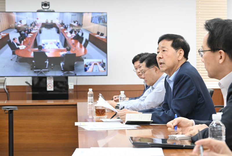 메이저 바카라사이트 부총리 겸 기획재정부 장관이 4일 서울 종로구 정부서울청사에서 서울청사와 세종청사간 화상으로 열린 기재부 확대간부회의를 주재하고 있다.기획재정부 제공