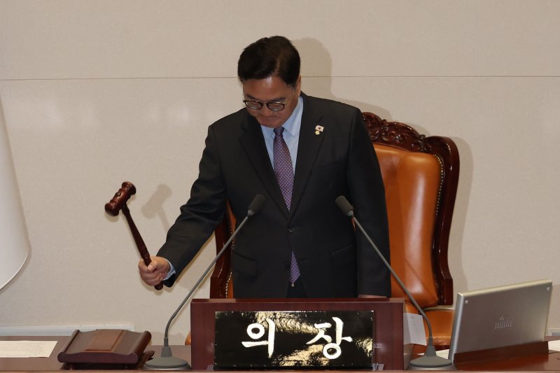 [서울=뉴시스] 권창회 기자 = 우원식 바카라사이트 카지노사이트의장이 5일 서울 여의도 바카라사이트 카지노사이트에서 열린 제426회 바카라사이트 카지노사이트(임시회) 제1차 본회의에서 의사봉을 두드리고 있다. 2025.06.05. kch0523@newsis.com