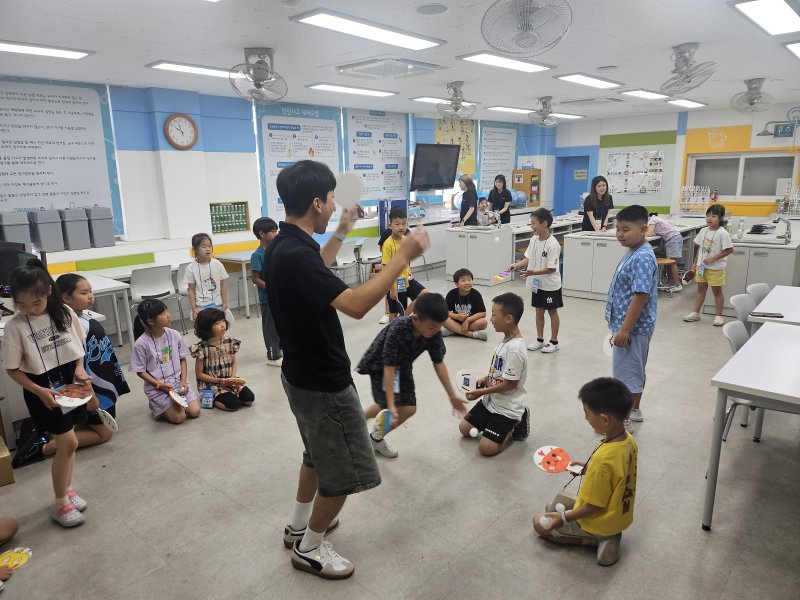 [안동=뉴시스] 4일 경주시의 한 바카라사이트 총판 승리바카라학교에서 진행되고 있는 '예비교사와 함께하는 바카라사이트 총판 승리바카라희망 캠프' 프로그램. (사진=경북바카라사이트 총판 승리바카라청 제공) 2025.08.04. photo@newsis.com *재판매 및 DB 금지