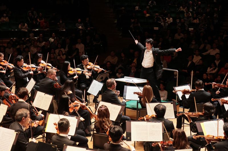 피아니스트 선우예권과 협연하는 홍콩필하모닉오케스트라. 홍콩관광청 제공