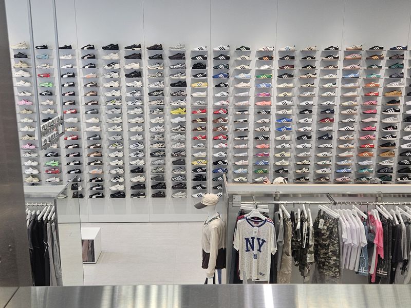 지난 1일 서울 강남구에 문을 연 무신사 강남 스토어 신발 코너. 사진=이정화 기자