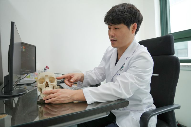 김현곤 분당제생병원 신경외과 과장이 환자에게 메이저 바카라사이트 캡틴 속 메이저 바카라사이트 캡틴의 발생 원인에 대해 설명하고 있다. 분당제생병원 제공
