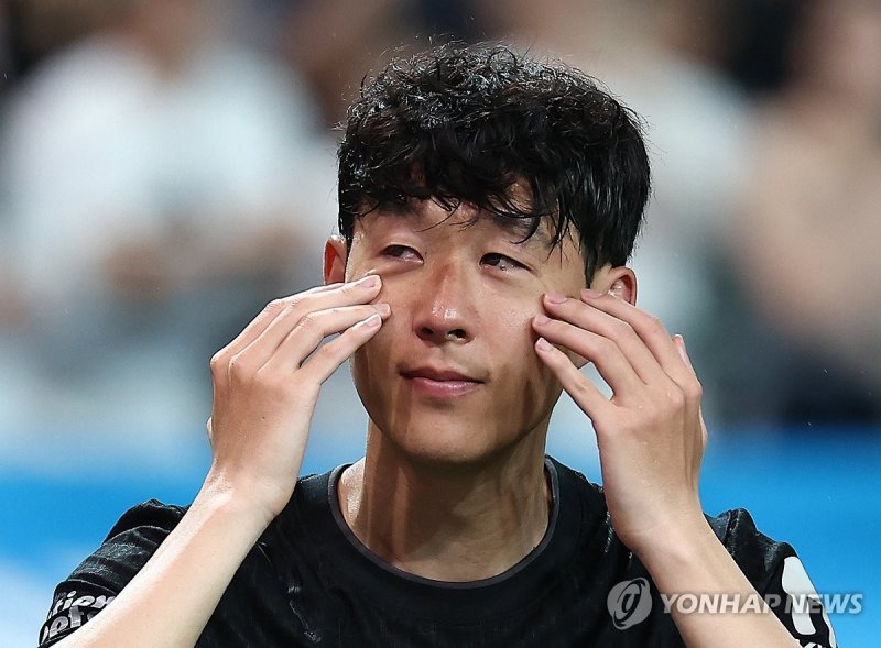 눈물 닦는 손흥민 (출처=연합뉴스)