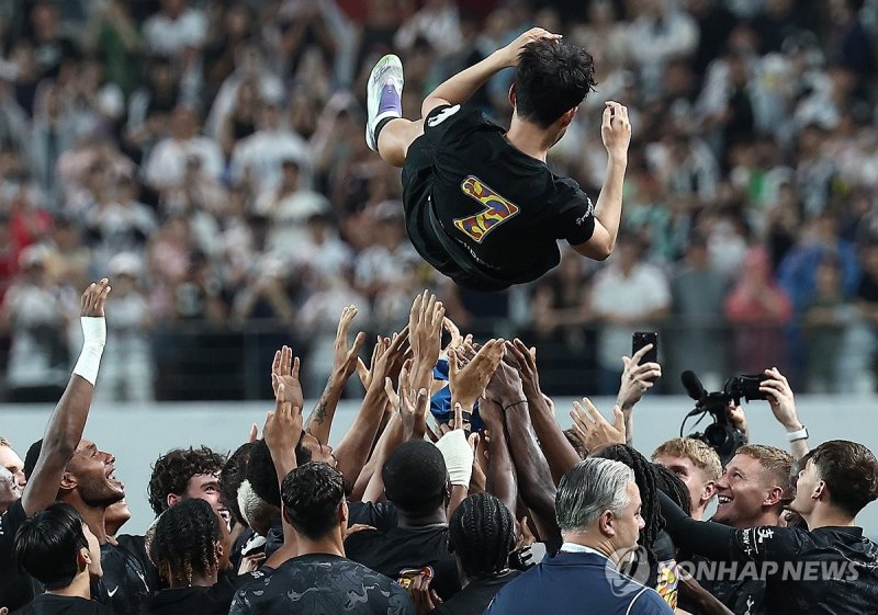 손흥민을 헹가레 치는 토트넘 동료들.연합뉴스