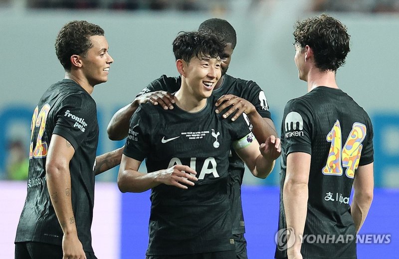 밝은 미소로 마지막 인사 (출처=연합뉴스)